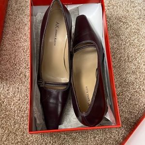 LEATHER Anne Klein heel with small buckle detail